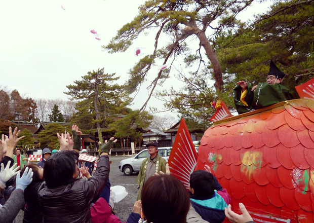 福餅をばらまくえびすさん