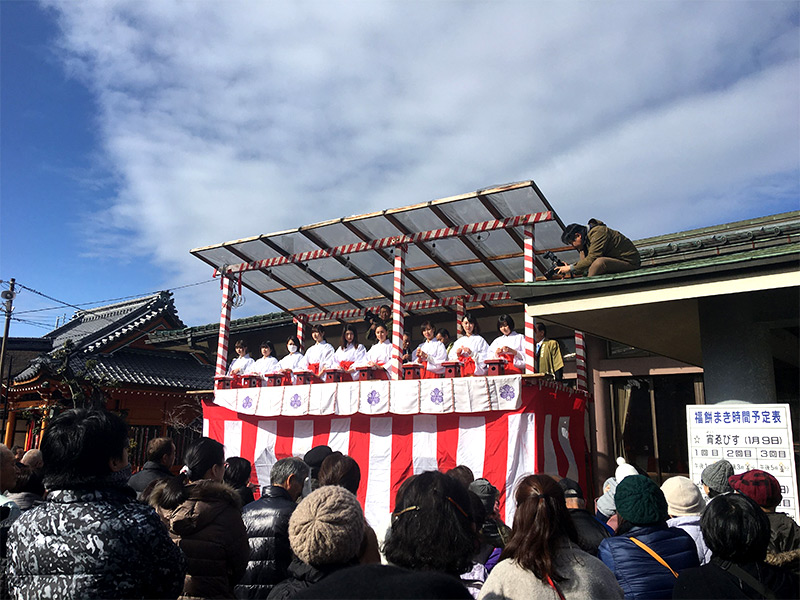 福餅まきの様子