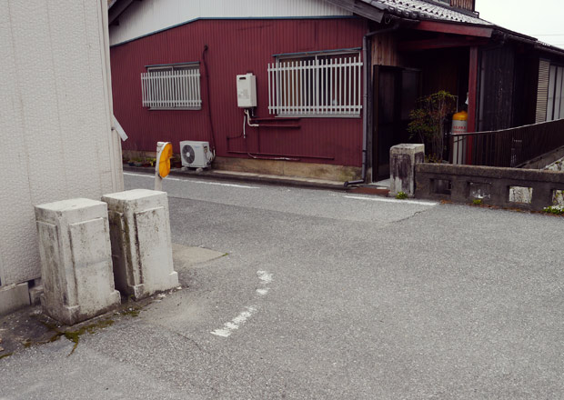 道路に並ぶ橋柱