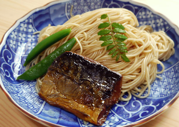 お土産の焼さばそうめんを盛りつける