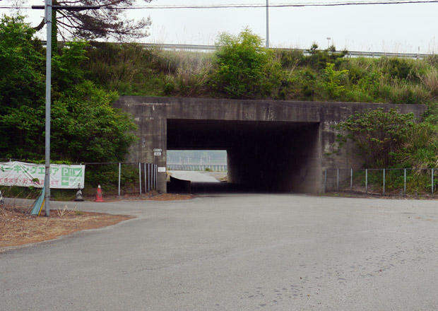 北陸自動車道沿いに神田パーキングエリアの入口