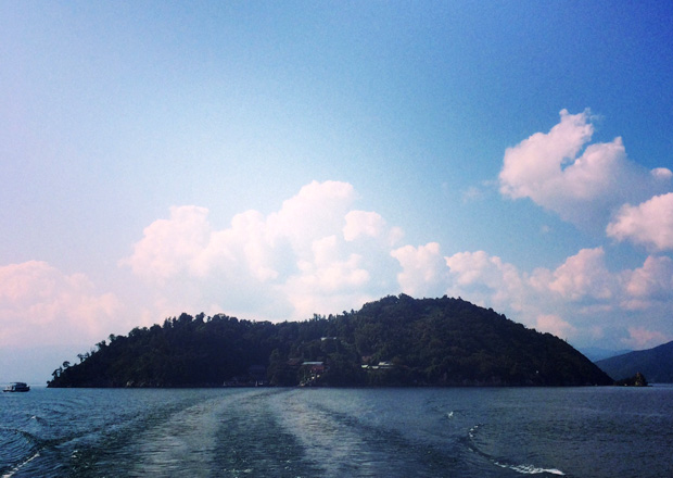 琵琶湖に浮かぶ竹生島