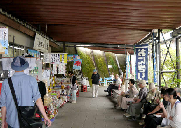 お土産屋さんの前に県道319号線