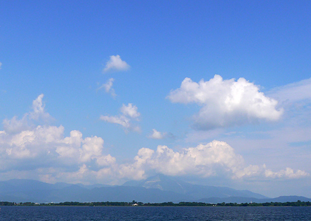 琵琶湖から見える伊吹山