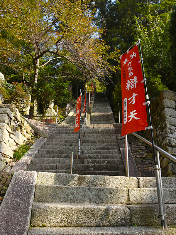 竹生島の宝厳寺へと繋がる階段はとても急