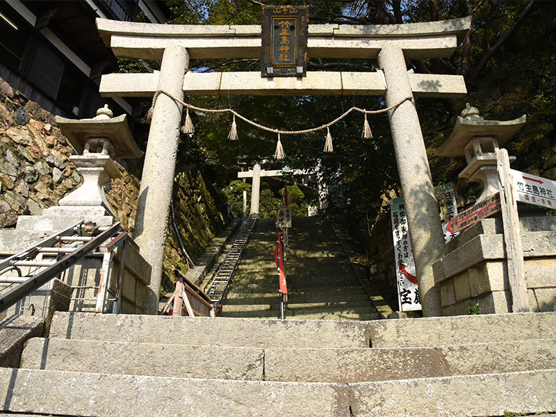 竹生島の石段を165段上がると見えてくるのが宝厳寺です。