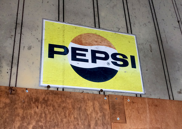 PEPSIのシール看板