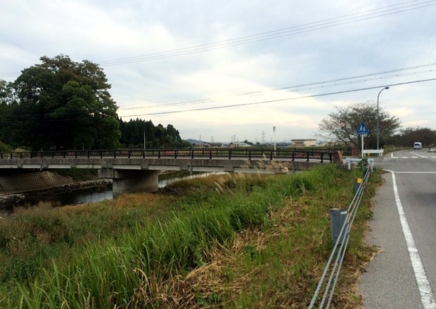 飯山橋を渡る