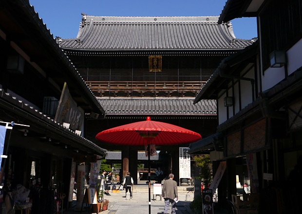 表参道から見た大通寺山門