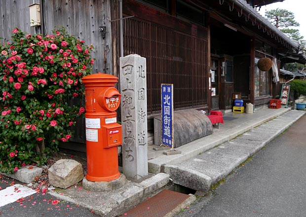 山路酒造前の丸いポスト