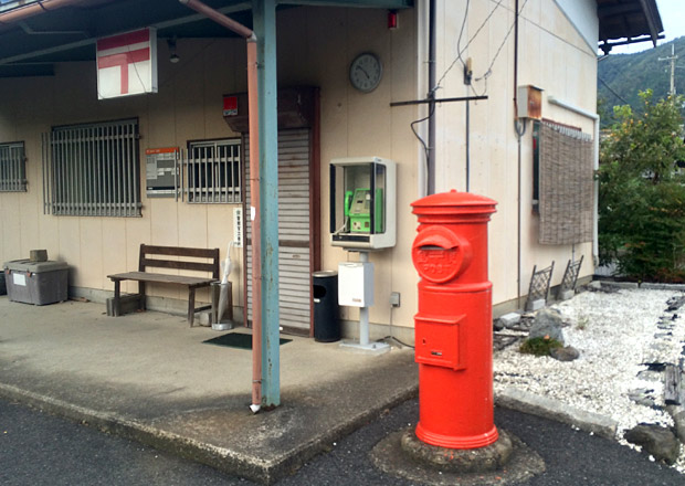 浅井中部簡易郵便局の前