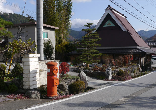 郷野町の民家の前のポスト