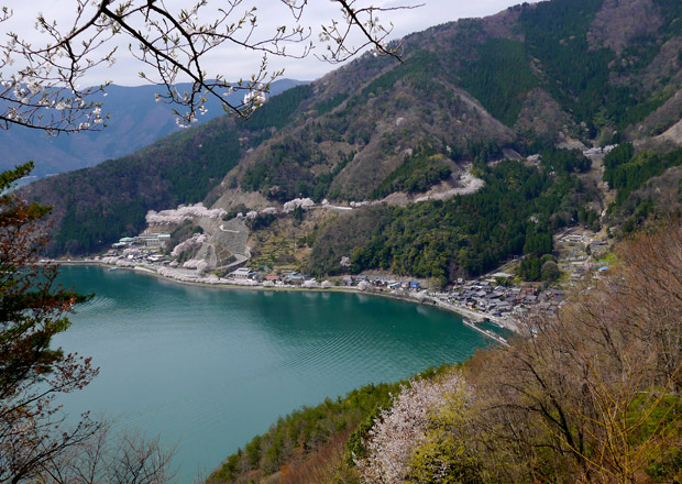 奥琵琶湖パークウェイの頂上付近から菅浦の集落