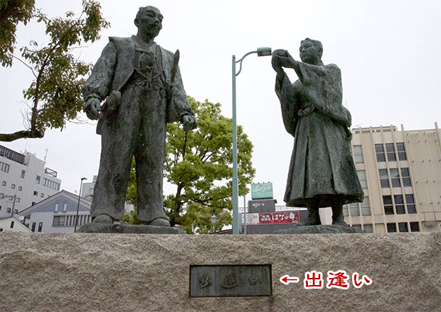 長浜駅前にある出逢いの銅像