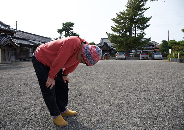 うなだれる宇留野さん