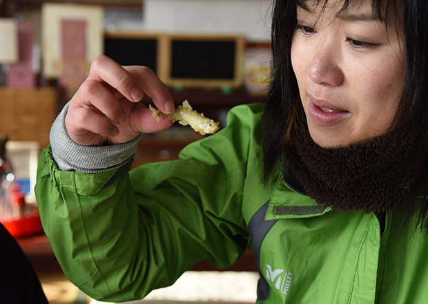 サクサクなワカサギの天ぷらを食べる