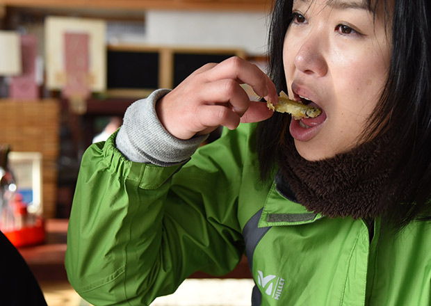 サクサクなワカサギの天ぷらを食べる浅井さん