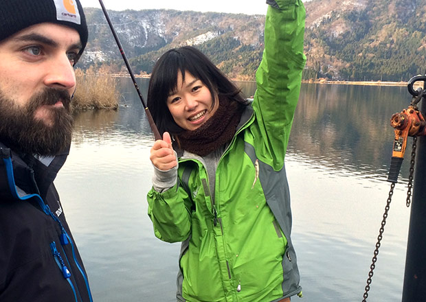 浅井さんがワカサギを釣る