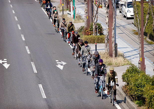 レトロな自転車で湖岸道路を駆け抜ける