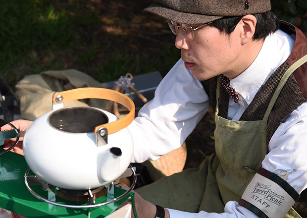 野外で紅茶を楽しむ