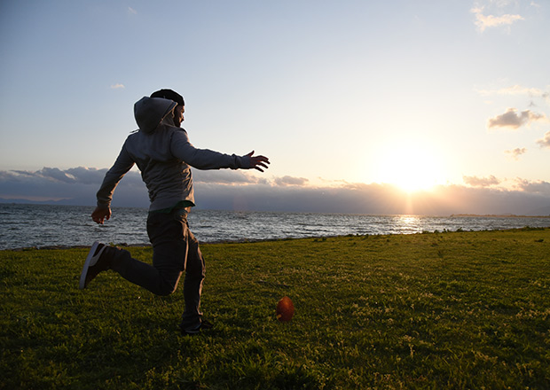 琵琶湖で夕日に向かってキックオフ