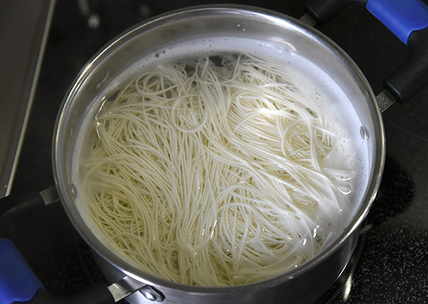 そうめんを湯がく