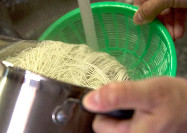 湯がいたそうめんを冷水でサッとしめる