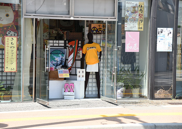 長浜駅前通りの着物屋さんのマネキン