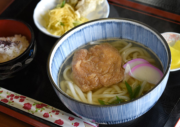 お食事処給食屋のきつねうどん