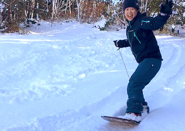 雪板で雪上をサーフィンする