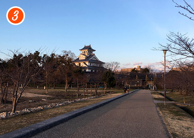 豊公園をランニング中に長浜城が見える