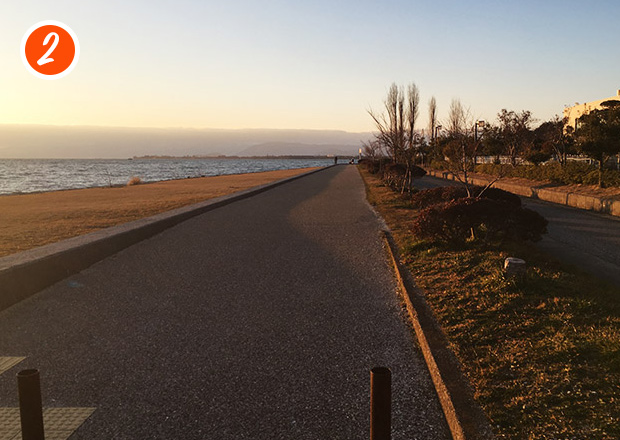 湖岸の遊歩道からの夕焼けが絶景