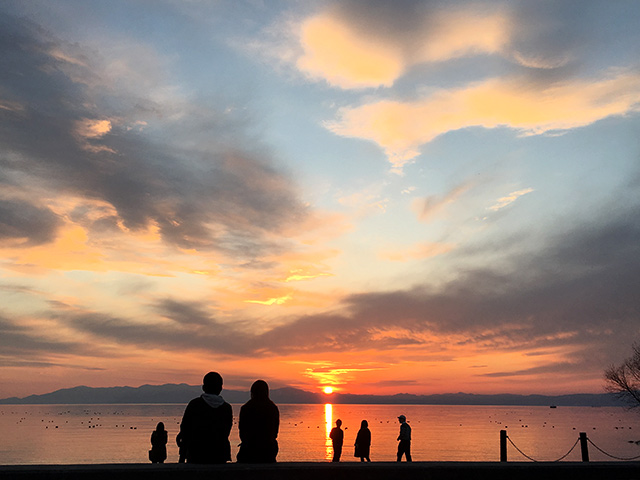 カップルが夕日を眺めにくるスポット