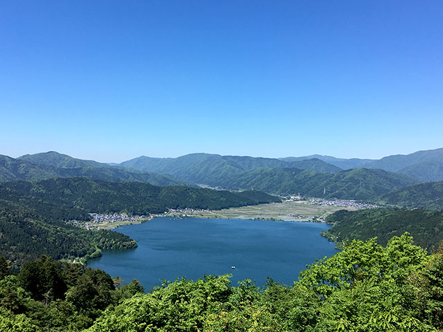 賤ヶ岳の山頂から見える余呉湖