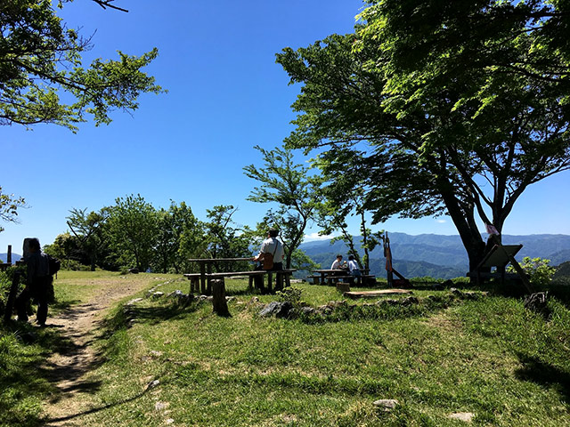 賤ヶ岳の山頂は公園になっている