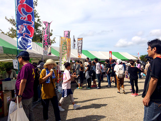 出店ブースには地元の美味しいものがたちならぶ