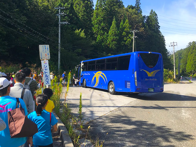 マラソン会場まではシャトルバスで移動します