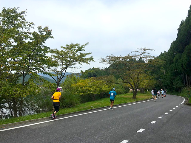 余呉湖の周りをマラソンします。