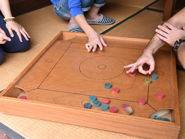 懐かしいカロムで子供の頃よく遊んだ