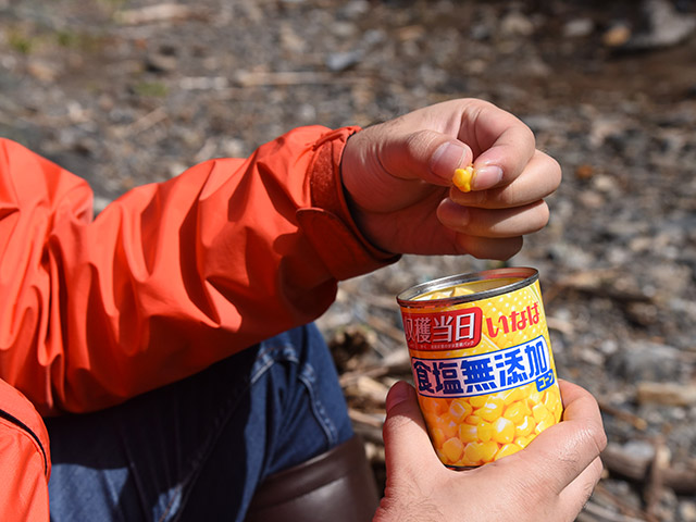 いなばの缶詰コーンを食べる