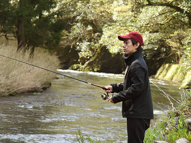 岩尾さんも釣りに真剣に挑戦