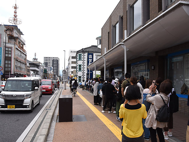 長浜で一番行列のできるお店に並びました。