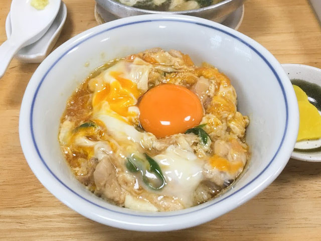 鳥喜多さんの親子丼を食べるために待ち時間を計りながら並んだ