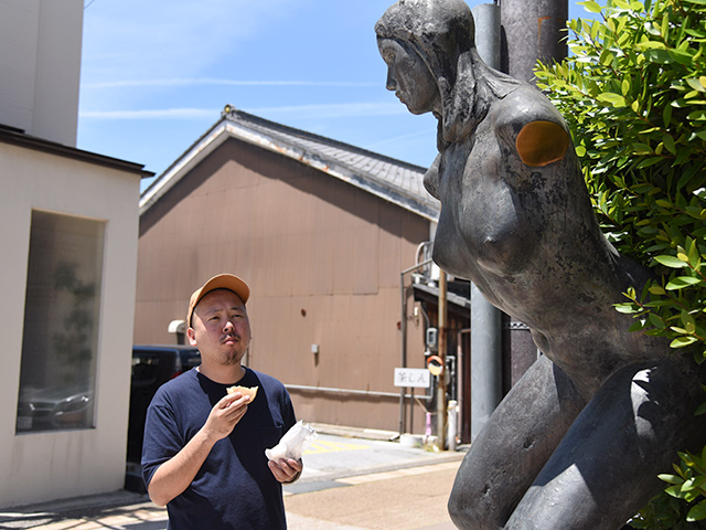 茶しんの門にあるGaia大地の銅像