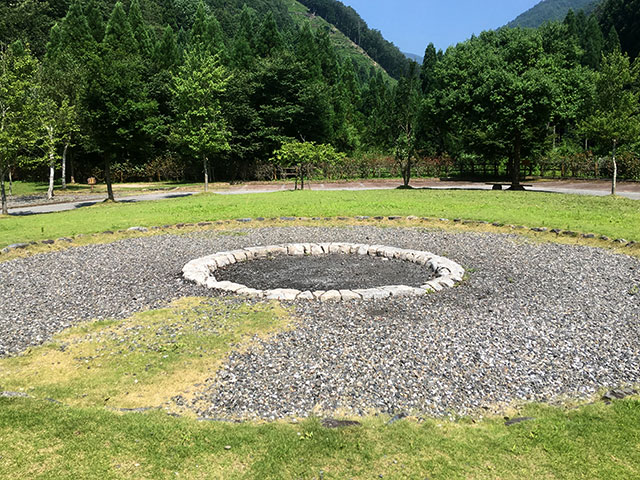 高山キャンプ場の芝生広場にあるキャンプファイヤーサークル