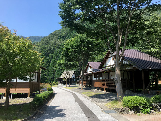 高山キャンプ場のバンガローエリア