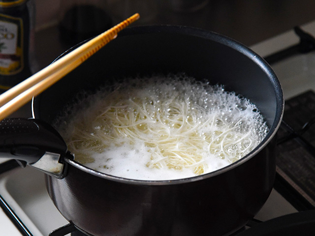 素麺を湯がき