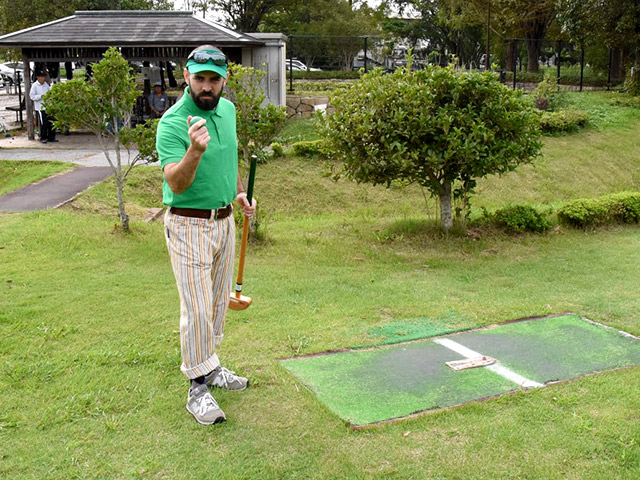 スポーツの森でグラウンドゴルフを楽しむアイザックさん