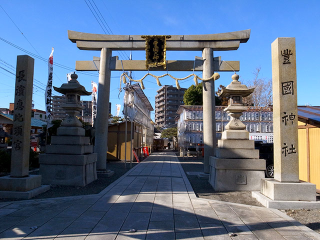 長浜の豊国神社で商売繁盛を祈願の為に献灯した