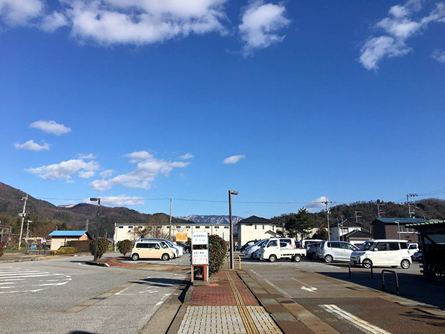 空の広さを感じさせてくれる河毛駅のロータリー